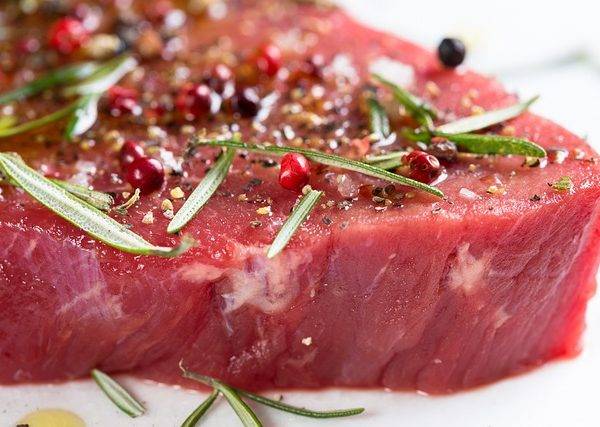 Quels sont les conseils pour cuire une viande épicée au barbecue ?